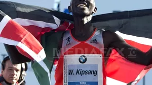 Kenyanul Wilson Kipsang a stabilit un RECORD MONDIAL la maraton