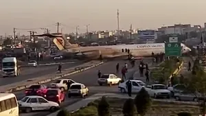 Momentul în care un avion cu peste 100 de pasageri la bord a aterizat forţat în mijlocul unei străzi din Iran. VIDEO