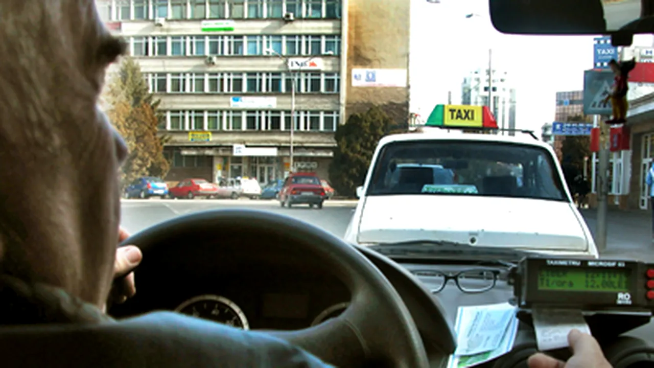 Un mort si un rănit grav după ce un taxi a fost lovit de un microbuz