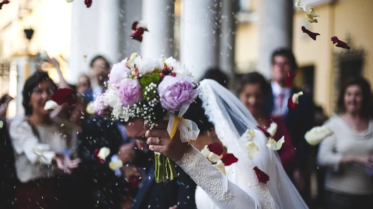 Nuntă de Valentine's Day: Şapte cupluri din Iaşi s-au căsătorit de Ziua Îndrăgostiţilor 