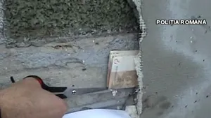 O parte din milionul de euro furat, găsit în pereţii a două case. Vezi aici cum scot poliţiştii banii din zid