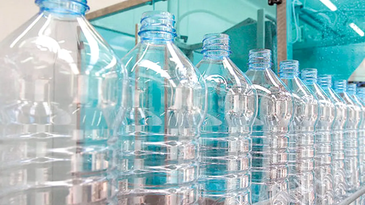 Apă plată cu bacterii şi germeni fecali, în magazinele din Braşov