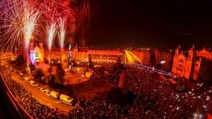 Zeci de mii de români au sărbătorit Revelionul în stradă, în marile oraşe / Peste 10.000 de persoane au asistat la focul de artificii din centrul Clujului / Peste o mie de oameni au întâmpinat noul an pe pârtie, la Azuga