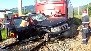 Maşină lovită de tren în Câmpulung Moldovenesc. Şoferul grav rănit, transportat la spital