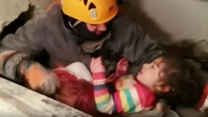 Momentul în care o fetiţă este scoasă vie de sub dărâmături la 24 de ore de la cutremurul din Turcia. VIDEO