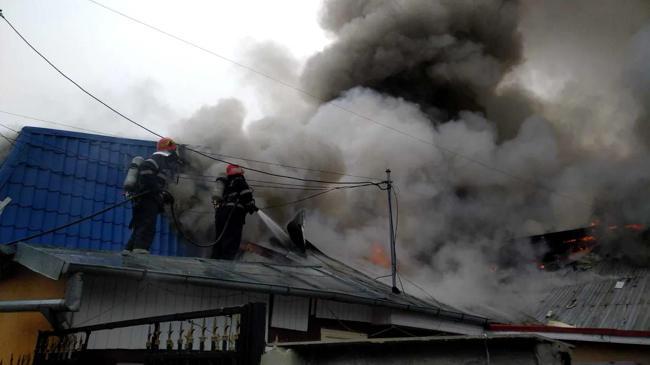 GALERIE FOTO. Incendiu puternic în Bucureşti. Patru imobile distruse de foc