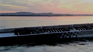 O autocisternă încărcată cu ulei de rapiţă a căzut în Dunăre, la Călăraşi | FOTO