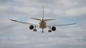 Un adolescent a fost găsit cu hipotermie severă în trenul de aterizare al unui avion. Poliţia investighează cazul