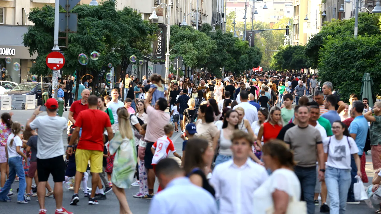 INS: Mai puţine naşteri şi mai multe decese faţă de luna similară din 2023