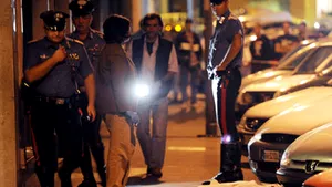 Crimă de o violenţă extremă în Italia: Un român a fost înjunghiat de zece ori cu o sabie şi i-a fost retezată o mână. Zeci de persoane au asistat - FOTO