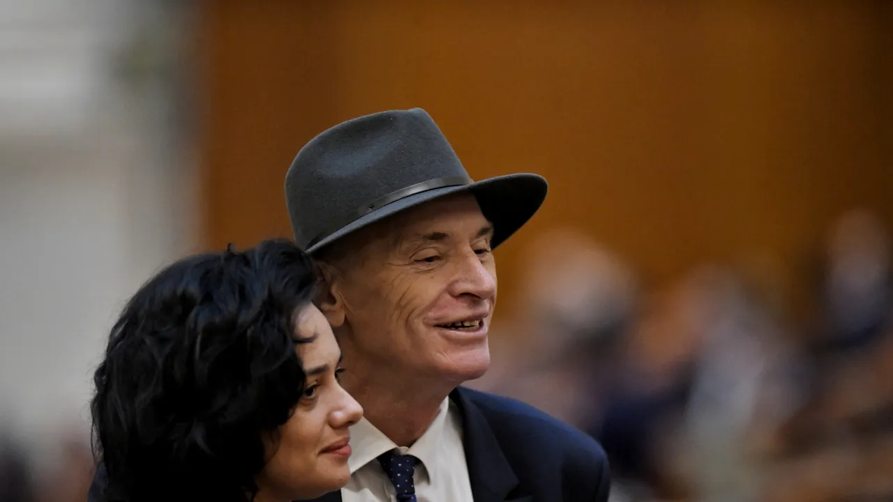 Aplauze la votul a doi aleşi cu probleme de sănătate. Puterea şi Opoziţia monitorizează votul - FOTO