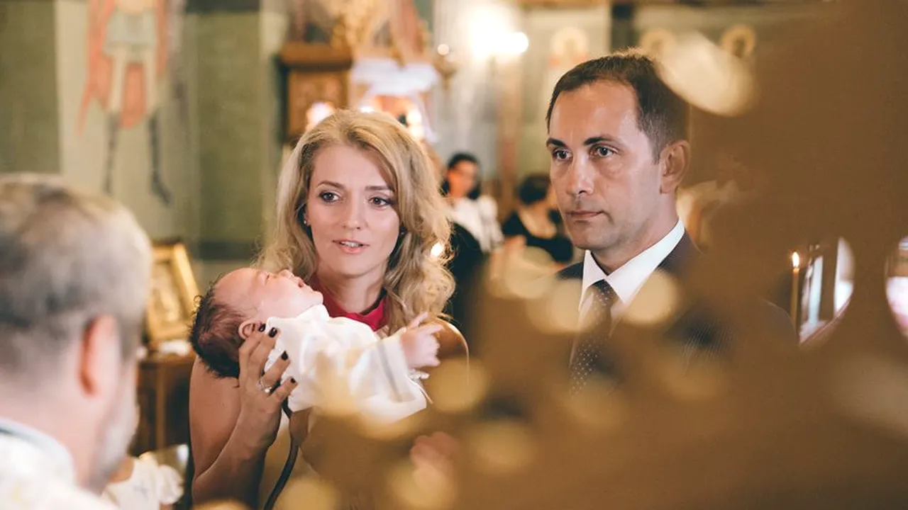 Alina Gorghiu, copreşedintele PNL, şi-a botezat copilul, ceremonie religioasă fiind într-un cadru restrâns - FOTO