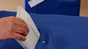 Secţiile de vot din Colegiul 19 Bucureşti s-au deschis. Peste 100.000 de alegători aşteptaţi la urne.