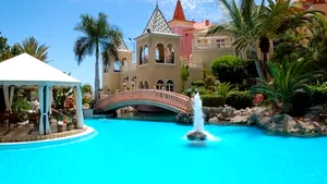 Carantină de lux: bogaţii se izolează în staţiuni de cinci stele, apartamente pe plajă şi insule private