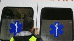 Un mort şi patru răniţi după ce maşina în care se aflau s-a răsturnat într-o râpă, în Dâmboviţa