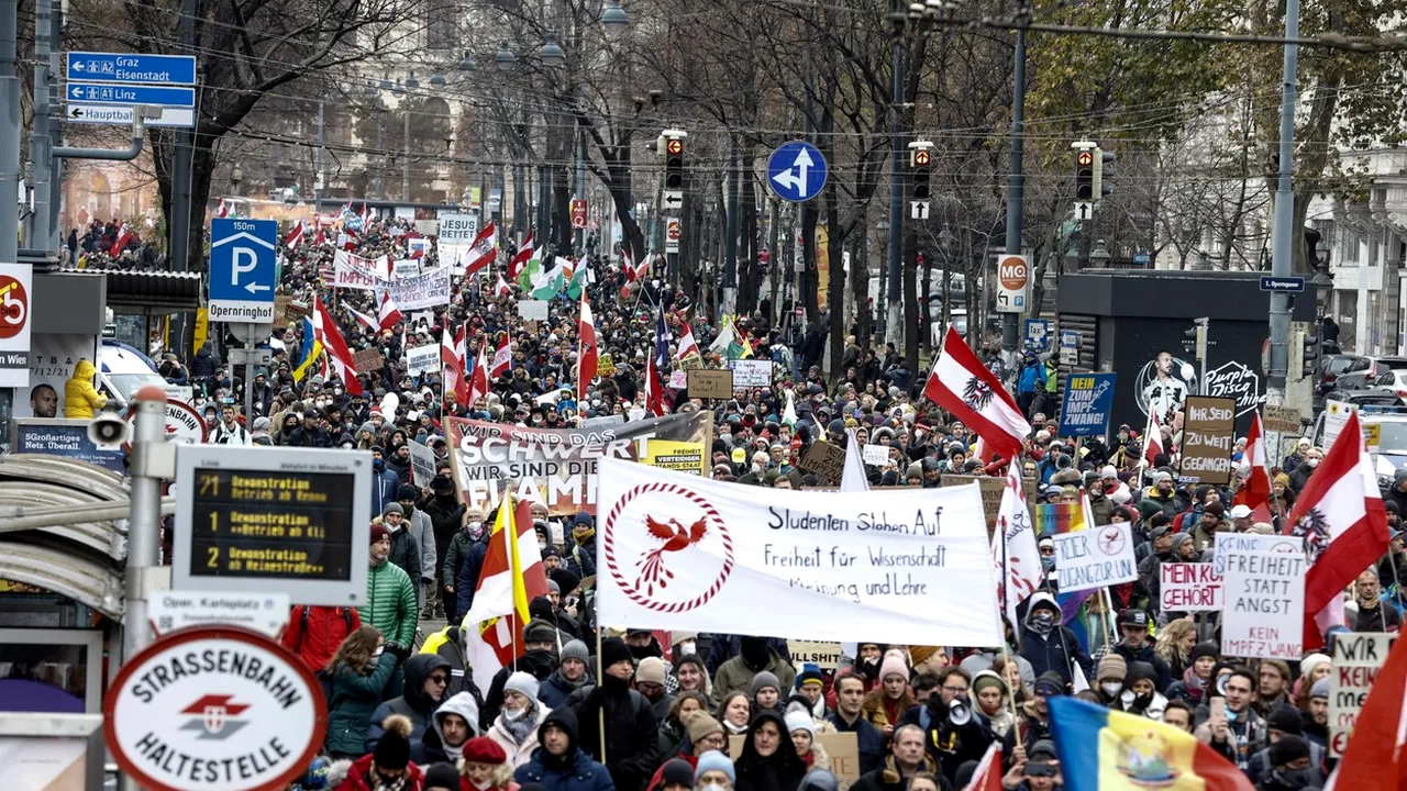 Proteste masive în Austria faţă de restricţiile antiepidemice şi planul de impunere a vaccinării