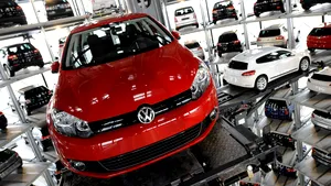 Previziuni sumbre: Sectorul auto suferă din cauza reglementărilor, inovaţiilor perturbatoare şi incertitudinilor