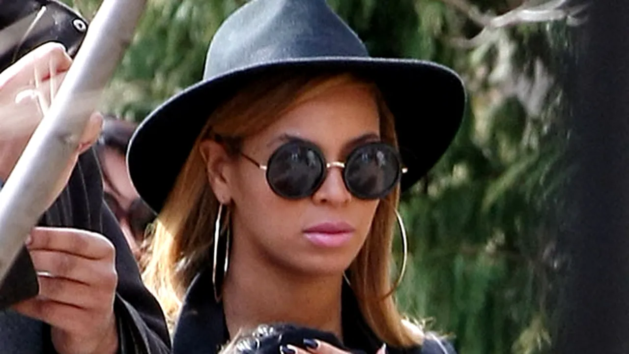 Beyonce, la plimbare cu fetiţa în braţe. Cum arată vedeta la 2 luni de la naştere - FOTO