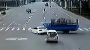Cea mai periculoasă intersecţie din lume? Zeci de accidente, filmate în China - VIDEO