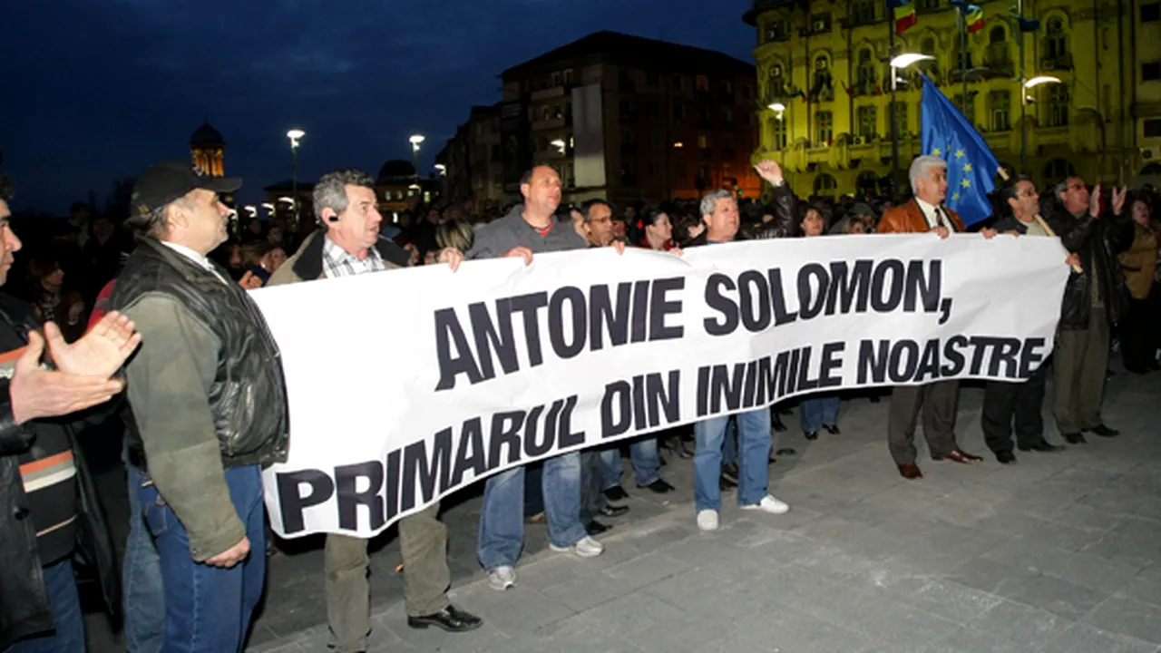 Craiova: Sute de oameni participă la o acţiune de susţinere a primarului Antonie Solomon