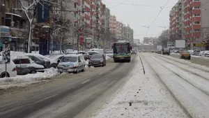 Întârzieri de aproape 7 ore pe liniile RATB într-o zi, din cauza maşinilor parcate neregulamentar