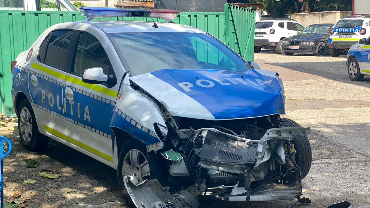 FOTO O maşină a Poliţiei a fost implicată într-un accident. Şoferul a fost sancţionat