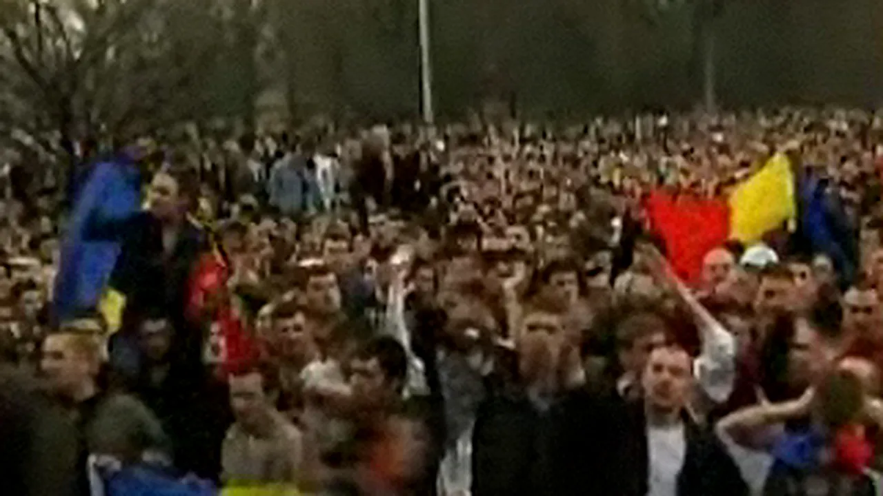 Zece mii de persoane protestează la Chişinău (Video)