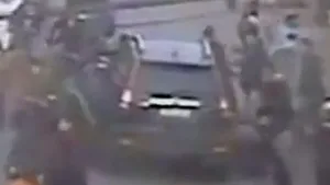 SOLIDARITATE IMPRESIONANTĂ: Momentul în care trecătorii ridică o maşină de teren pentru a elibera o fetiţă prinsă dedesubt - VIDEO