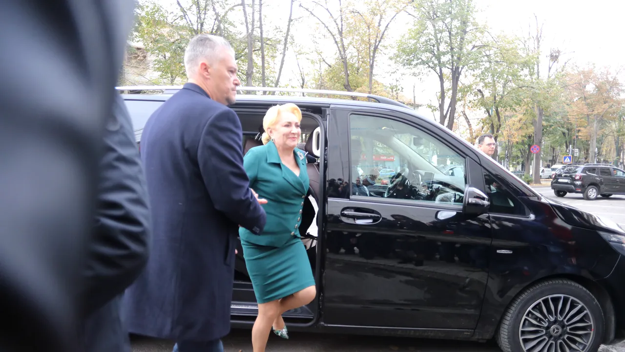 Viorica Dăncilă, întâmpinată de protestatari la Consiliul Judeţean Timiş. Reacţia premierului demis