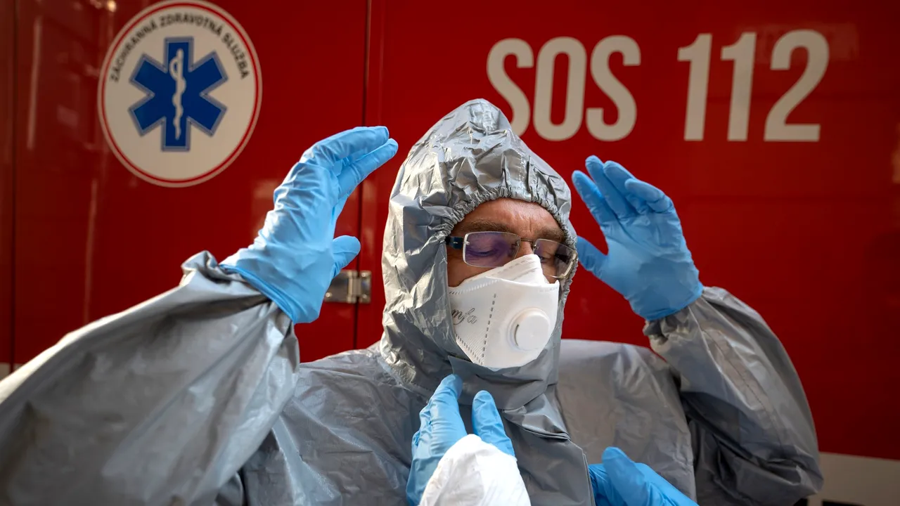 Caz incredibil. Paul are Covid-19, tuşeşte si face febră, dar medicii îi spun să stea acasă. Nu mai sunt locuri în spitale