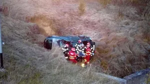 FOTO Ambulanţă din Gorj aflată în misiune, implicată într-un accident provocat de o căprioară