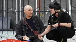 Imagine emoţionantă la Harkov: tatăl îşi ţine de mână fiul de 13 ani ucis în stradă de o rachetă rusească

