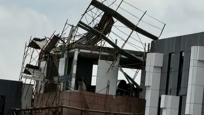 FOTO&VIDEO Vântul face ravagii în Moldova. Doi oameni au fost loviți de copaci și elemente de acoperiș