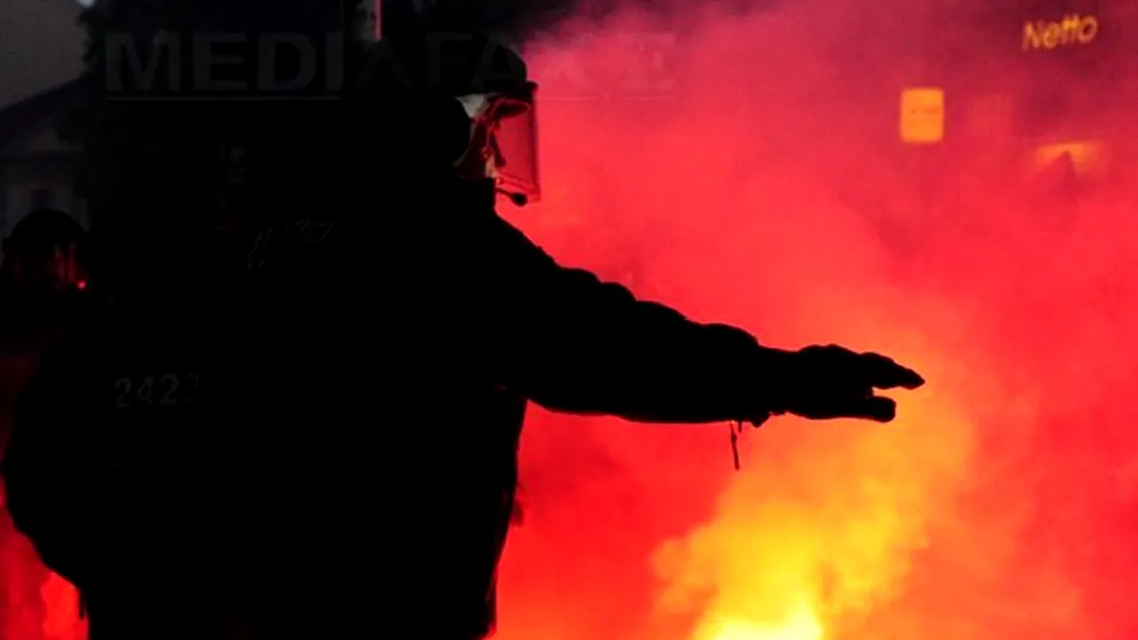 Incendiu la o fabrică de confecţii din Capitală, două persoane ar fi blocate la etaj