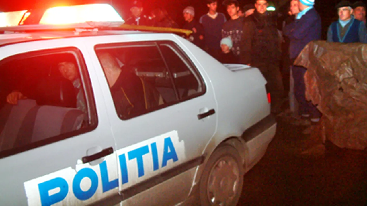 Un şofer beat a intrat cu tir-ul în sufrageria unei case, în Argeş - Video