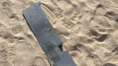 APĂRARE Fragmente de dronă găsite pe o plajă din România. Militarii le-au neutralizat