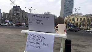 FOTO Antreprenorul Andrei Roşu, ultramaratonist, şi-a mutat biroul în Piaţa Victoriei, pentru a putea să şi lucreze, dar să şi protesteze la adresa guvernului