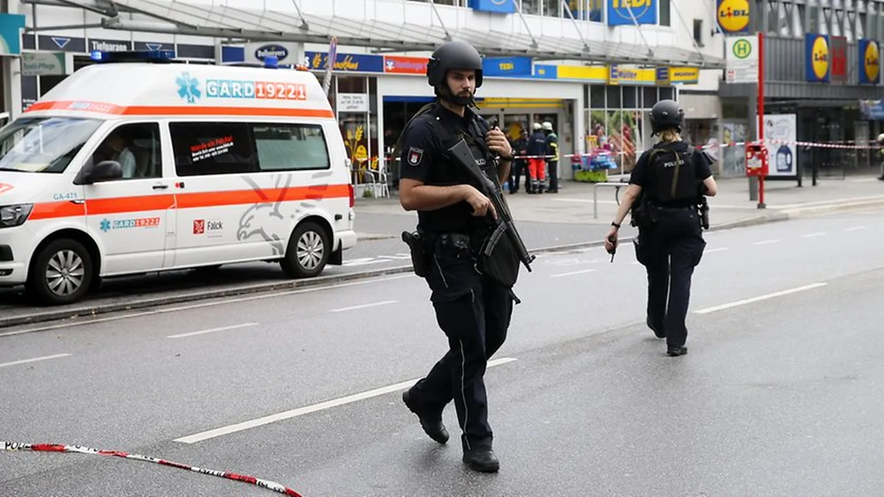 FOTO, VIDEO | ATAC ce pare a fi de natură TERORISTĂ la Hamburg: Cel puţin o persoană a murit, mai multe au fost rănite de un individ înarmat cu un cuţit. Agresorul, un islamist aflat în atenţia serviciilor de securitate germane