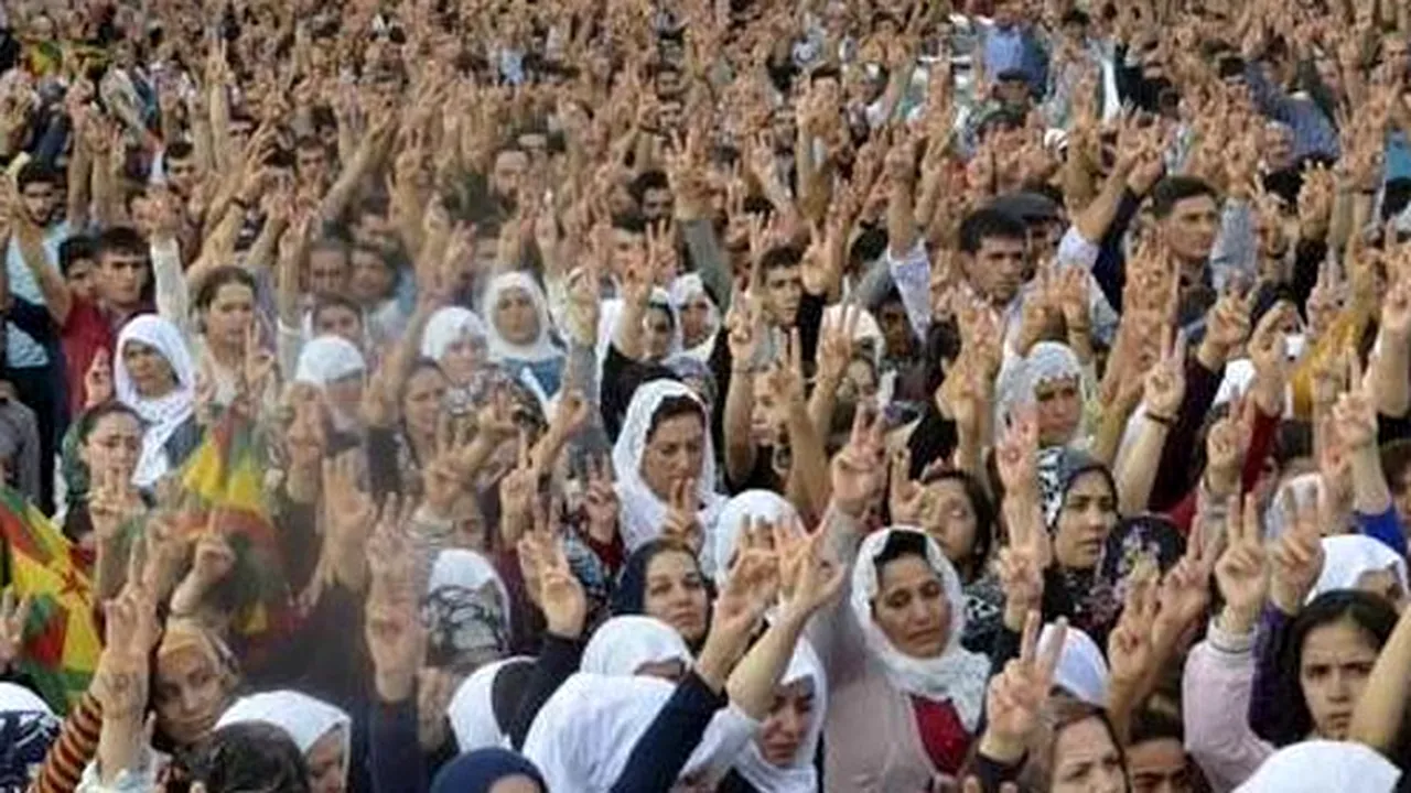 IMAGINI ŞOCANTE: Cadavrul unui rebel kurd, maltratat de poliţişti turci. Cazul a declanşat un val de proteste - FOTO