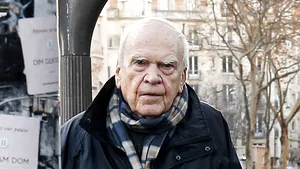 Celebrul scriitor Milan Kundera şi-a recăpătat cetăţenia cehă, retrasă de comunişti în anii 1970