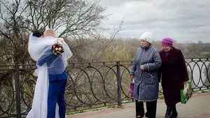 Au lăsat o nuntă cu zeci de invitaţi să continue. Poliţia: „Au dansat la 1,5 m distanţă. S-au adunat doar la poza de grup”