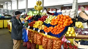 În timp ce rafturile magazinelor se golesc imediat, marfa zace nevândută pe tarabele din piaţă: Donăm sau aruncăm la păsări 