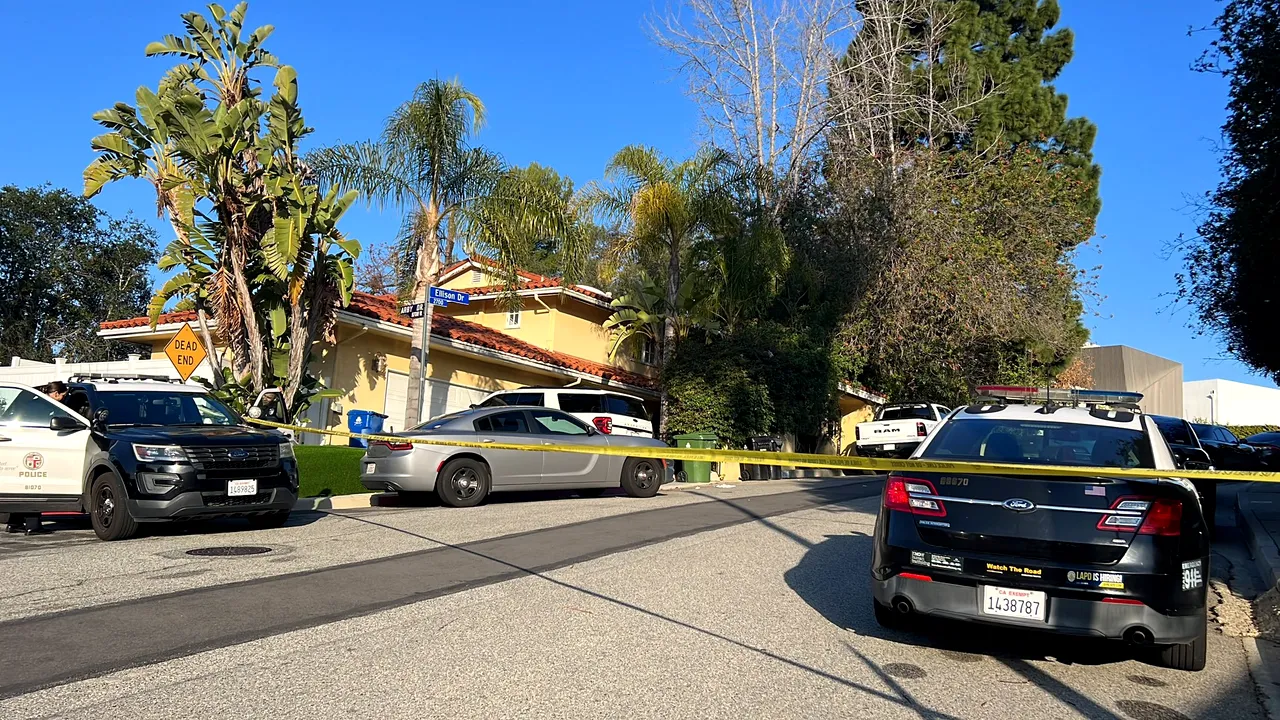 Trei morţi şi patru răniţi într-un schimb de focuri de armă în California