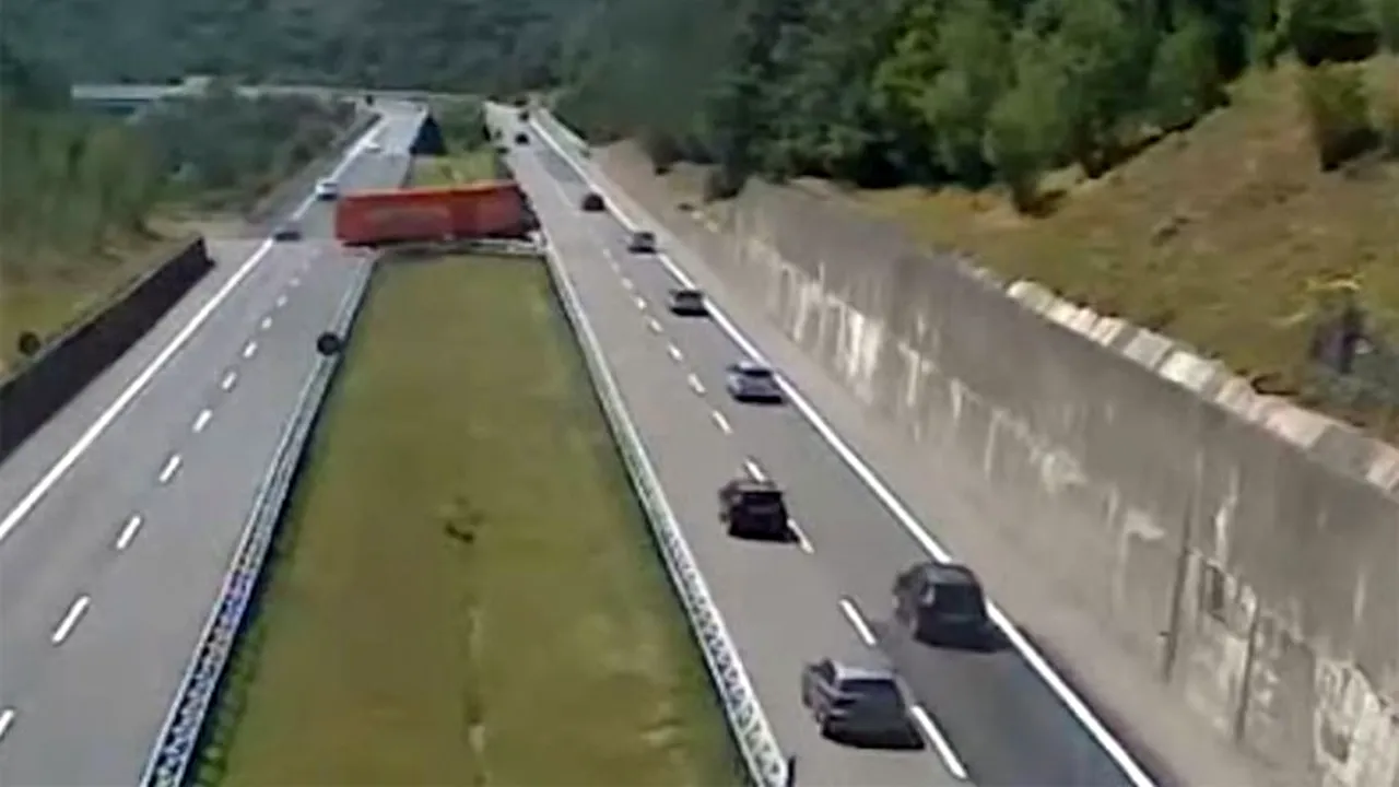 INCREDIBIL: Şoferul unui TIR înmatriculat în România a întors autotrenul pe o autostradă intens circulată din Italia. Imaginile fac înconjurul lumii - VIDEO