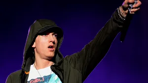 În cea mai nouă piesă a sa, Eminem îi critică pe cei care nu poartă mască de protecţie