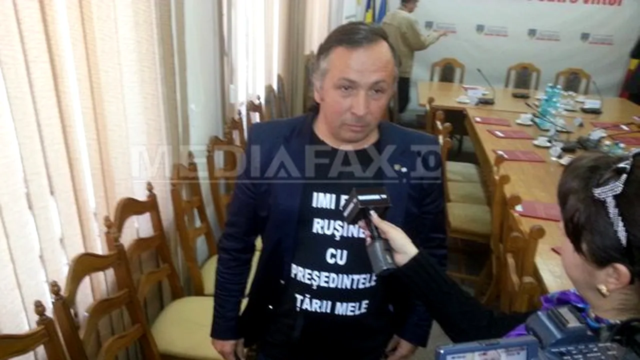 Lider PSD la şedinţa CJ Suceava cu un tricou cu mesajul 
