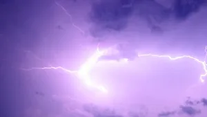 Un zid a căzut peste cinci garaje, iar o casă a luat foc de la un fulger în timpul unei furtuni