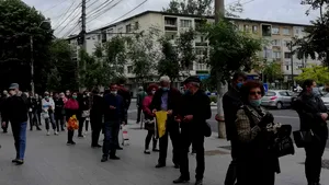 Cozi uriaşe, zero distanţare socială: Sute de gălăţeni s-au îmbulzit la ghişeele Direcţiei pentru Taxe şi Impozite. FOTO