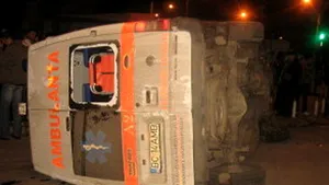 O ambulanţă care transporta două femei însărcinate s-a răsturnat (Video)