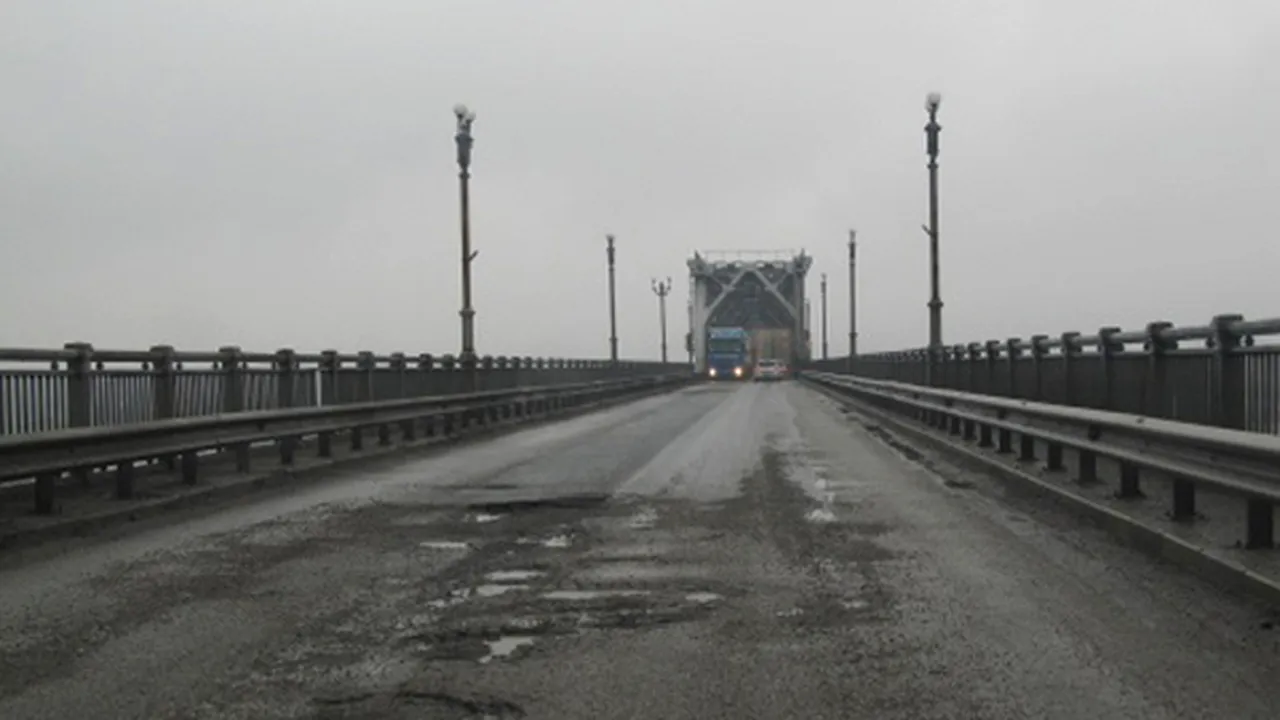 Podul Giurgiu-Ruse va fi închis temporar pentru încercări de rezistenţă la traficul greu